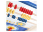 Un abaque en bois pour enfants avec des perles rouges, jaunes et bleues.