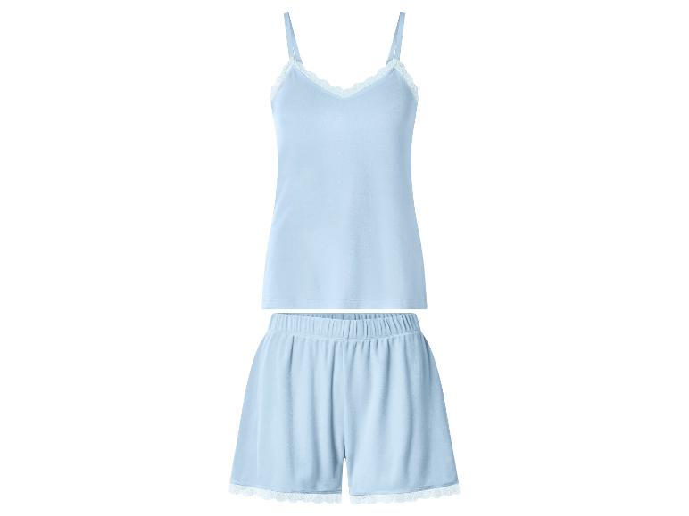 Ensemble pyjama bleu clair avec débardeur caraco et short, tous deux bordés de dentelle blanche.