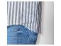 Une chemise à rayures avec des rayures bleues sur un jean.