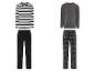 Deux ensembles de pyjamas à manches longues: un avec un haut rayé et un pantalon noir, l'autre avec un haut uni et un pantalon à carreaux.