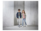 Deux enfants portent des vestes et des jeans tendance.