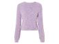 Un pull en maille lilas à manches longues et duveteux.