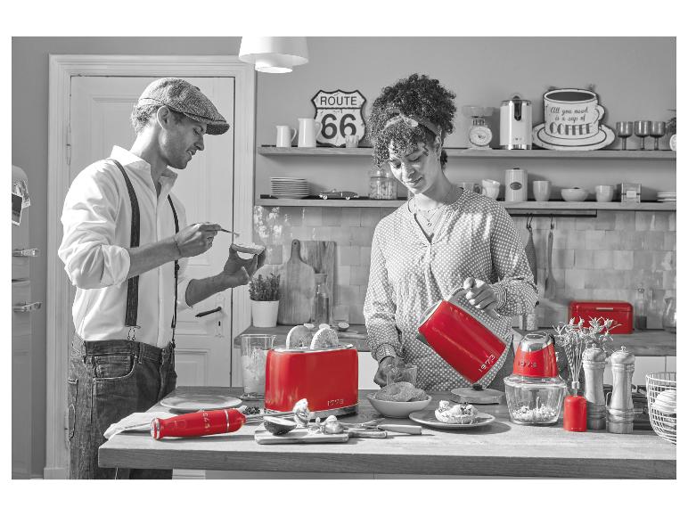 Appareils électroménagers de cuisine rouges style 1973 : grille-pain, bouilloire, robot culinaire et mixeur plongeant.