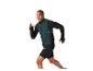 Homme en gilet de course vert foncé et manches longues noires