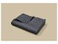 Couverture matelassée gris foncé pliée avec un motif floral subtil sur fond beige