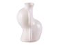 Un vase blanc et rond avec un design moderne.
