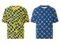 Deux t-shirts Lidl : l'un à carreaux jaunes et bleus, l'autre bleu marine à motifs récurrents Lidl.