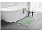 Serviettes et tapis de bain vert clair dans une salle de bain moderne.