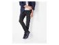 Jeans gris foncé et baskets bleu marine pour homme.