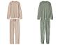 Deux ensembles de pyjamas en velours, un beige et un vert menthe à pois.