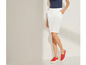 Shorts blancs et baskets rouges pour femmes.