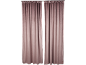 Rideaux en velours rose poudré suspendus à une tringle métallique.