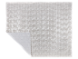 Couverture bébé en coton, motif blocs gris sur fond blanc.