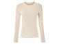 Un pull en maille crème à manches longues.