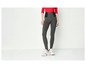 Leggings gris foncé taille haute et baskets blanches.
