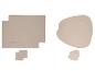 Deux ensembles de sets de table et sous-verres : rectangulaires et de forme organique, en beige clair.