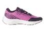 Chaussures de running violettes avec semelle blanche.