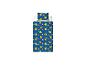Une housse de couette avec un motif Pikachu sur fond bleu.