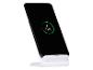 Smartphone noir sur un support de charge sans fil blanc