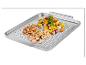 Plateau de cuisson en métal avec poulet, crevettes et légumes grillés.