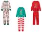 Trois ensembles de pyjamas de Noël pour enfants avec des motifs festifs.