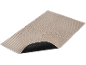Tapis de bain beige avec motif géométrique et base antidérapante noire.