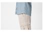 Chemise bleue et pantalon cargo beige pour homme.