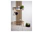 Rangement de cuisine avec étagères en bois, crochets et banc, avec plantes et bocaux.