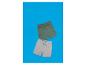 Deux shorts pour enfants, un vert et un gris, sur fond bleu.