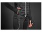 Une veste de sport noire avec des accents blancs et un pantalon de jogging noir.