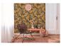 Papier peint tropical avec fauteuil en osier, banc en bois et décor en fibres naturelles.