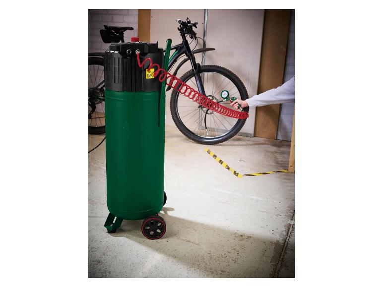 Compresseur d'air gonflant un pneu de vélo, avec un vélo en arrière-plan.