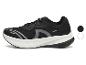 Chaussures de course noires avec semelle blanche et détails gris.
