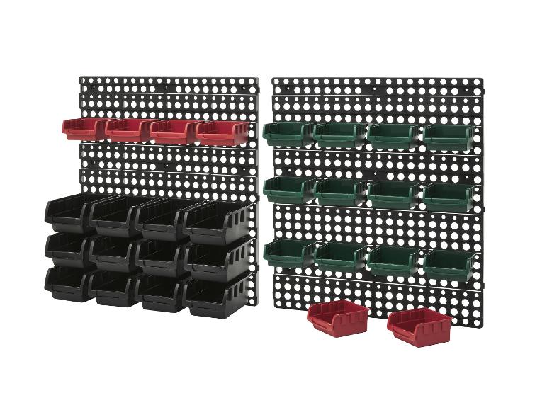 Boîtes de rangement noires sur un panneau perforé