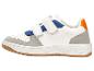 Baskets blanches pour enfants avec scratchs, accents bleus et oranges.