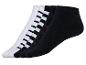 Un ensemble de chaussettes avec des ancres, y compris une paire avec des rayures blanches.
