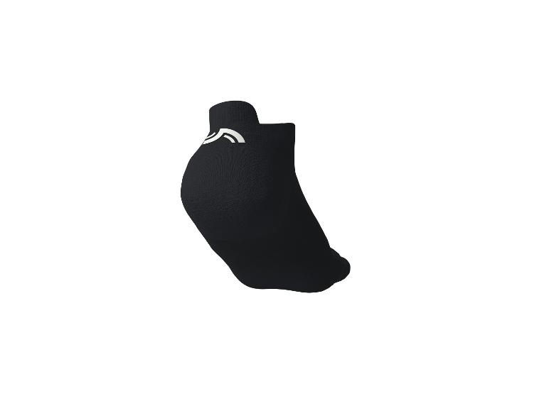 Chaussette de cheville noire avec motif rayé blanc.