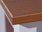 Détail du dessus en bois d'une table.