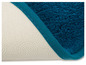 Tapis de bain bleu avec dos antidérapant.