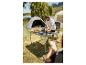 Camping : table pliante, chaises et réchaud pour une pause détente au bord de l'eau.