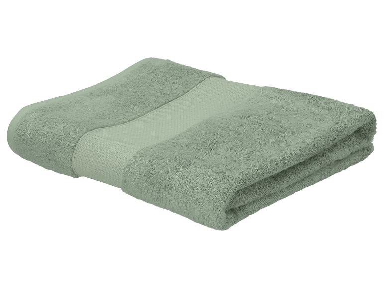 Serviette verte pliée avec une bordure texturée.