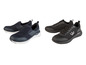 Deux paires de baskets WellWalk, une paire noire à lacets et une paire bleu foncé à enfiler.