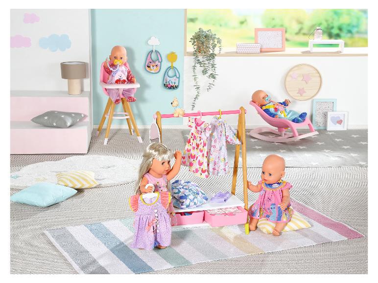 Poupées BABY born dans une salle de jeux avec portant à vêtements, chaise haute et transat.