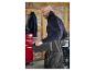 Un homme portant un pantalon de travail avec une ceinture lombaire noire.