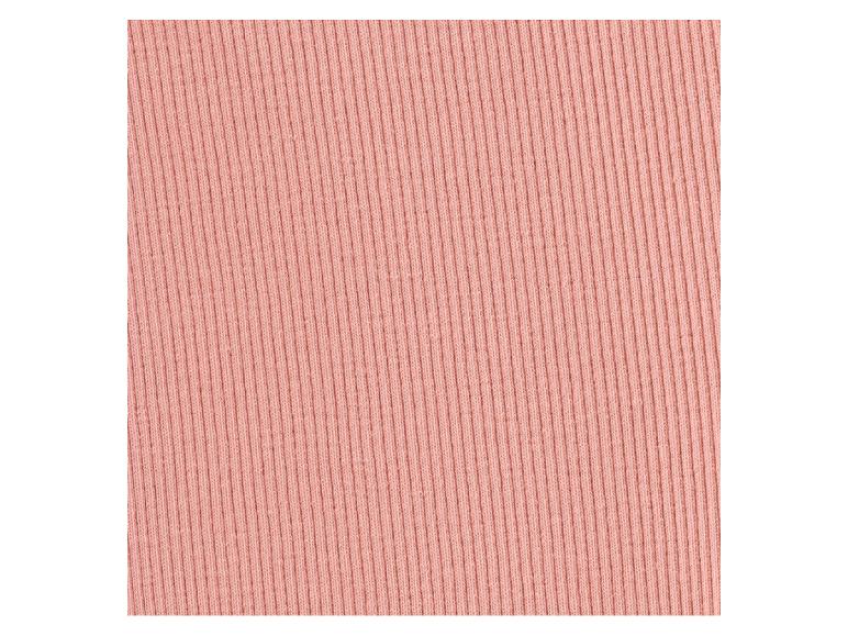 Gros plan d'un tissu rose côtelé.