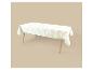 Nappe blanche avec un motif géométrique vert et beige sur une table en bois.