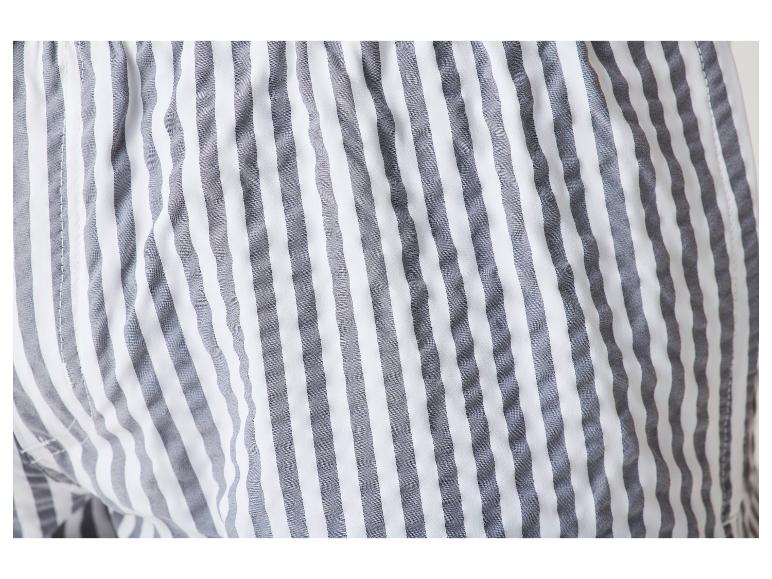 Tissu rayé gris et blanc pour vêtements.