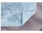 Un tapis de bain bleu clair avec une texture douce.