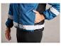 Une veste bleue avec des bandes réfléchissantes et un pantalon noir.