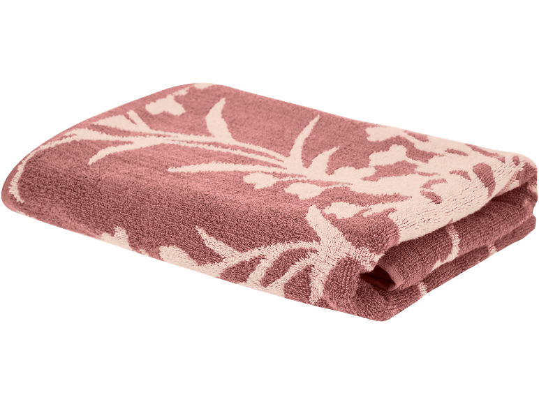 Serviette rose pliée avec un motif floral clair.